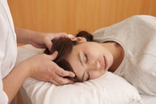 ヘッドマッサージを受けている女性